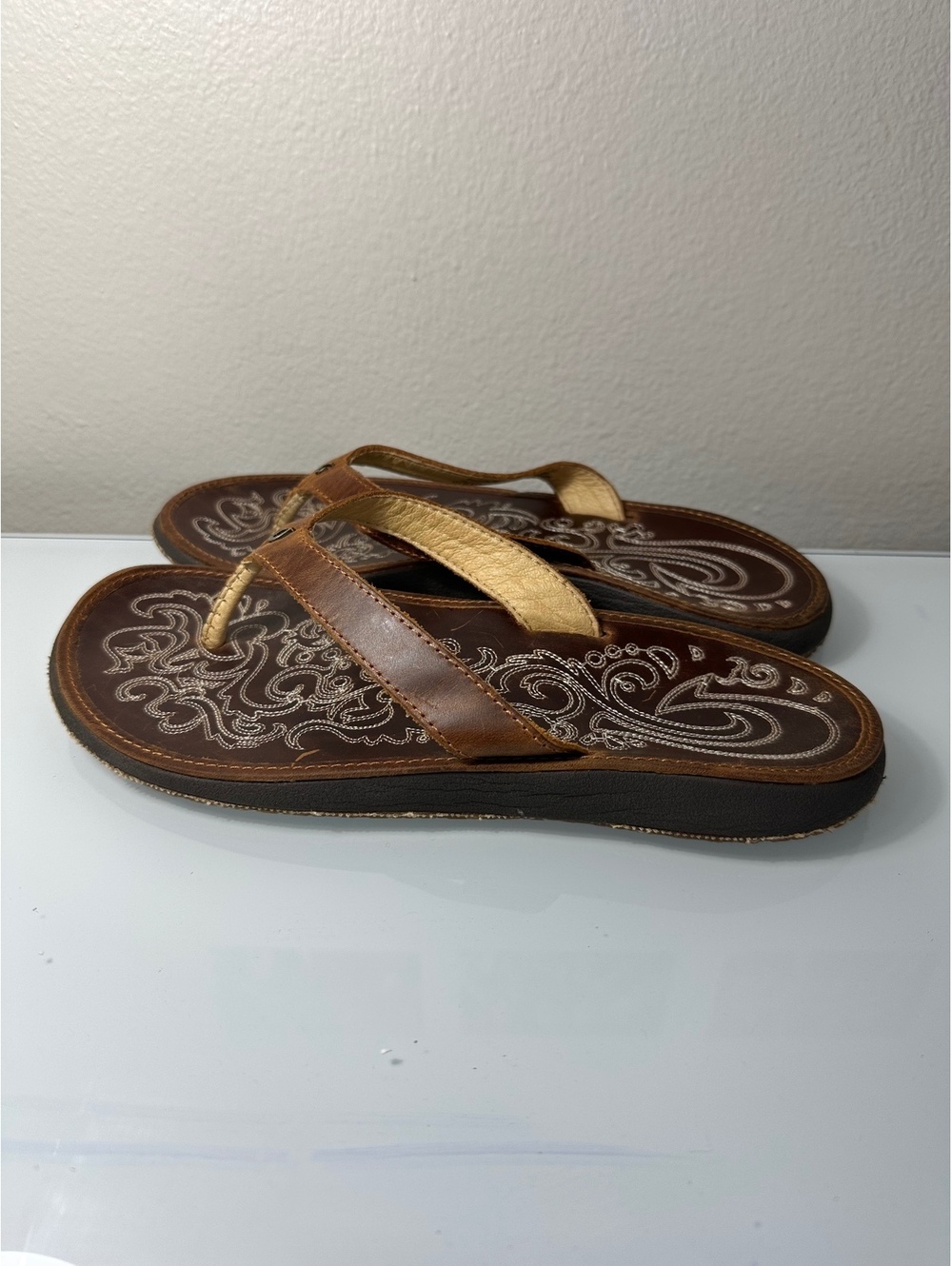 OluKai Paniolo Women’s Leather Flip Flop Sandals Brown Gold Size 9 EU 39